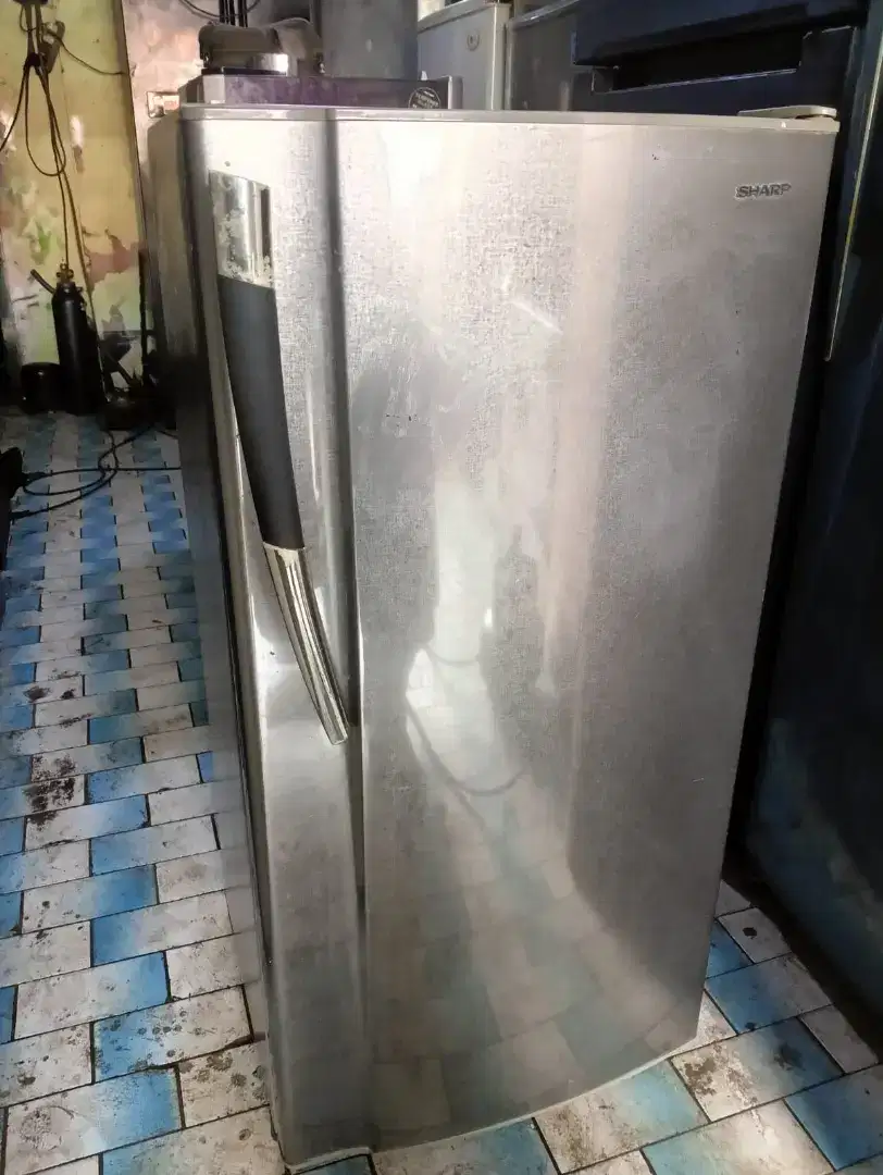 Menerima barang rusak kulkas