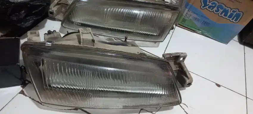 Lampu depan mobil timor