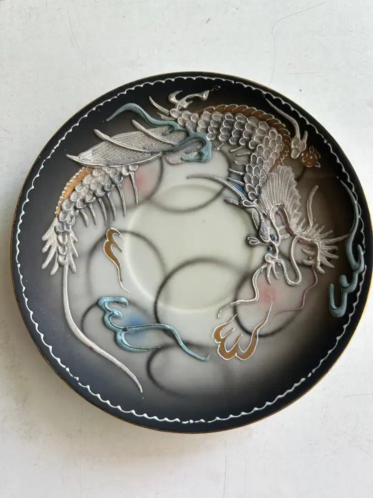 Piring kuno porseline, motif naga, timbul