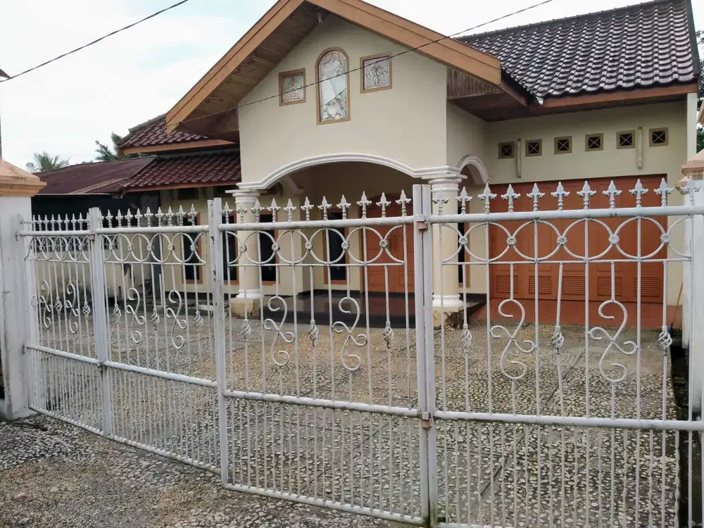 Rumah Di Sewakan,letak sangat Strategis (utk Bisnis/Kantor/Perumahan)