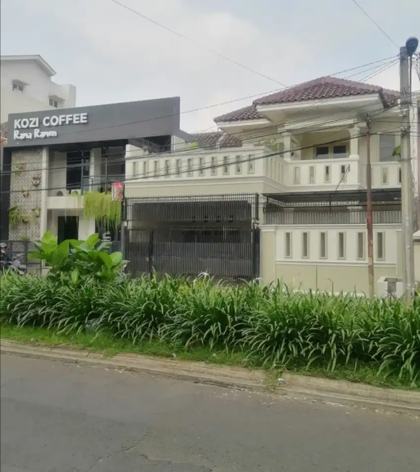 Harga murah, Rumah besar Lokasi di Jalan Utama Grand Galaxy,Bekasi
