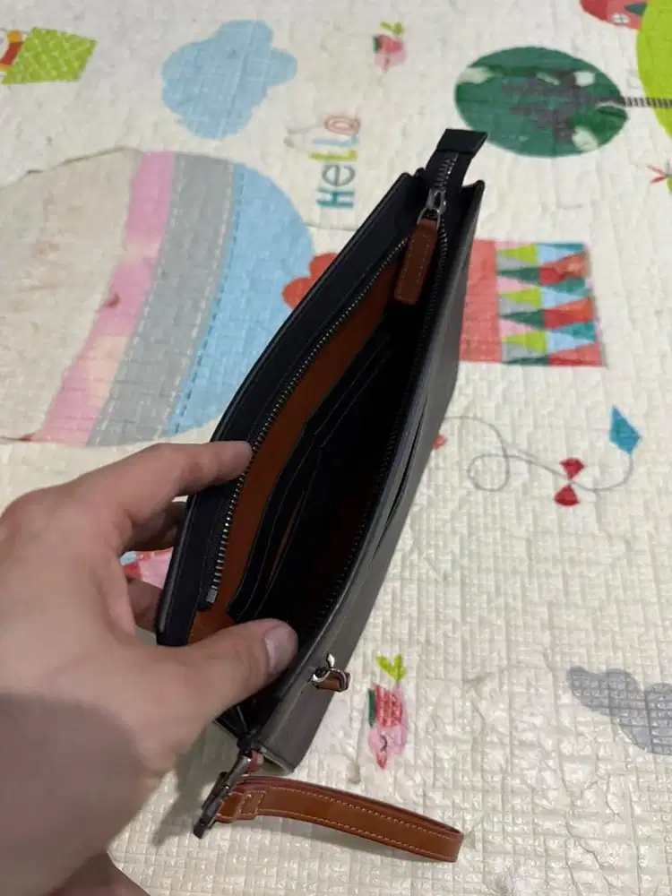 Tas pedro , textured Clutch with Keychain - BLACK