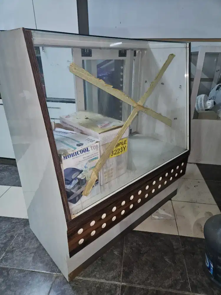 Jual cepat 2 buah etalase kue dan meja kasir.