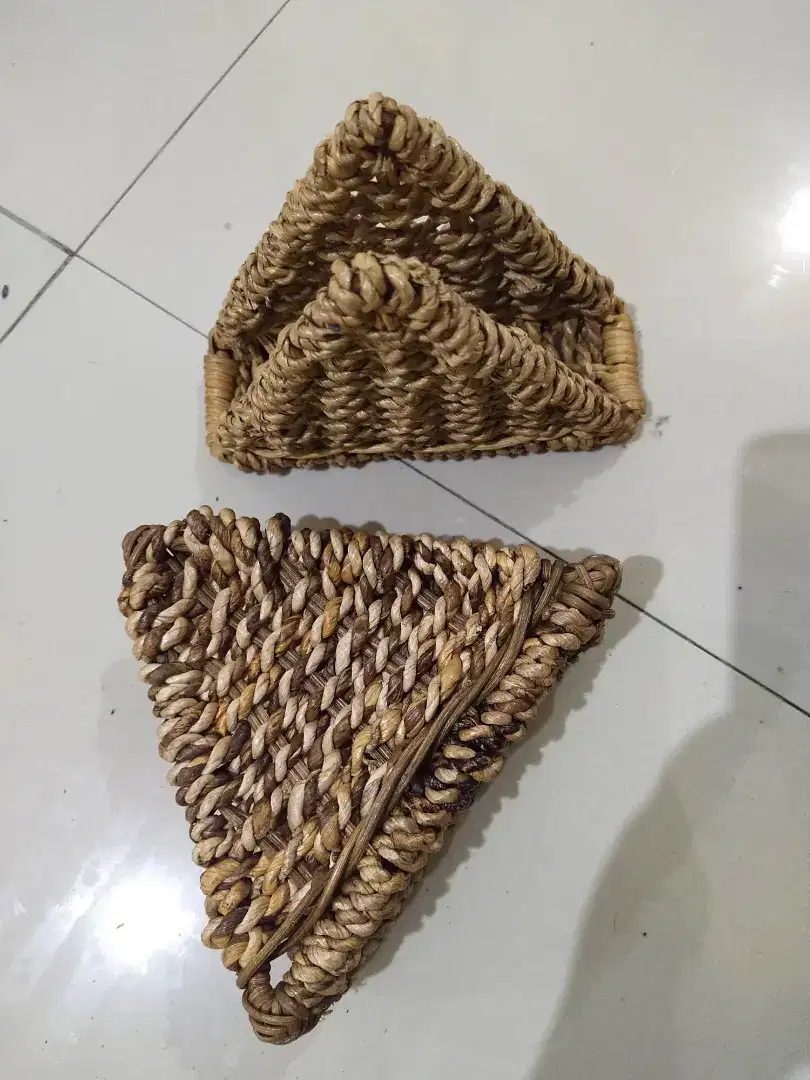 PRELOVED TEMPAT TISSUE ROTAN
