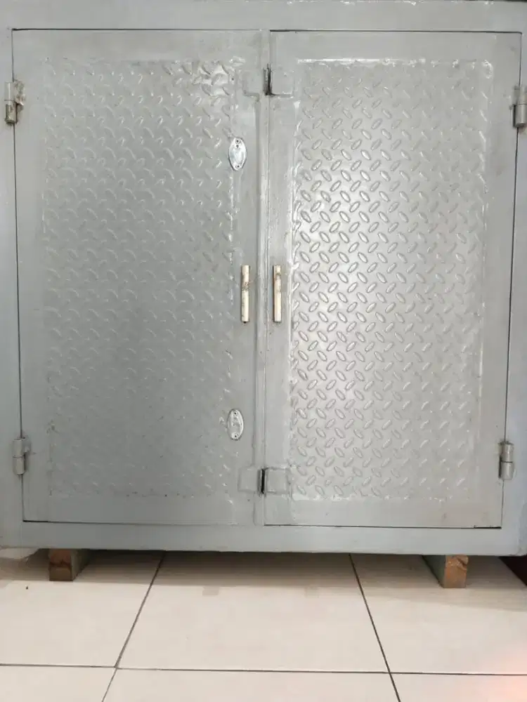 LEMARI BESI/ BRANKAS