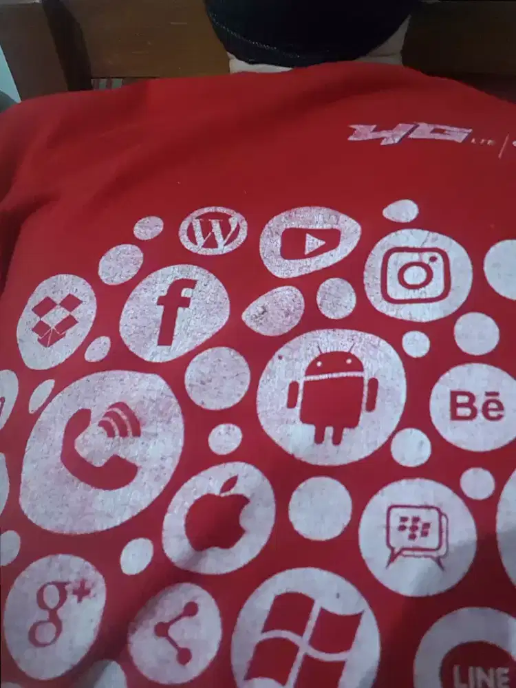 Uniqlo kaos merah. Tag telkomsel
