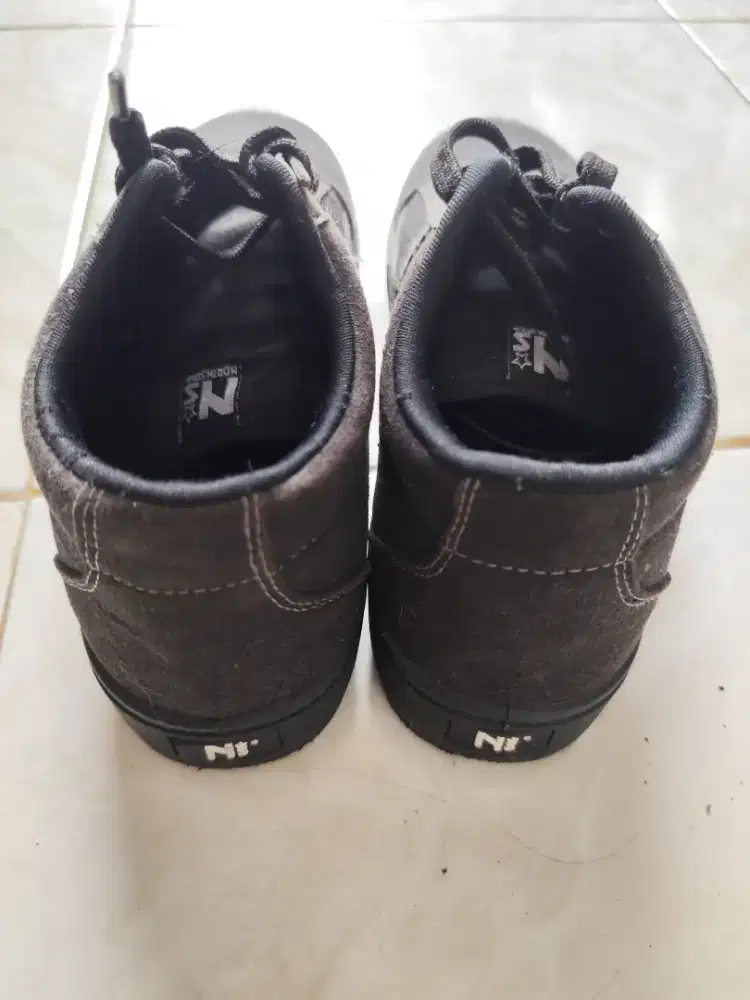 Sepatu North Star