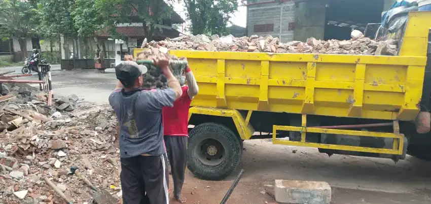 Jasa buang angkut gragal,tanah,sampah,juga pengurukan
