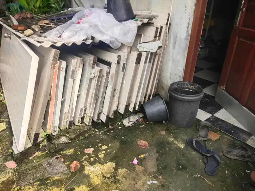 Pintu dan jendela bekas