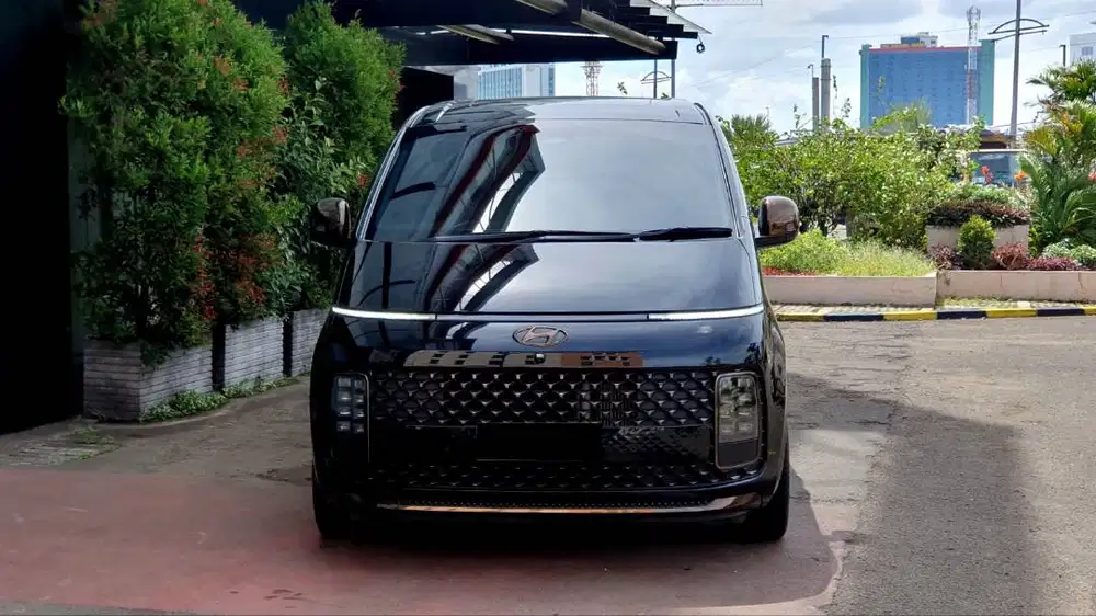 Hyundai Staria 2.2 Signature 7 Seater Diesel AT Black On Brown 2021