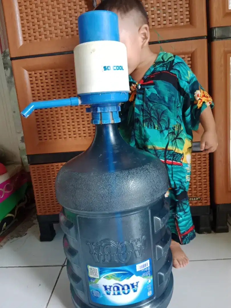 Galon aqua dan pompa air aqua di jual satu set