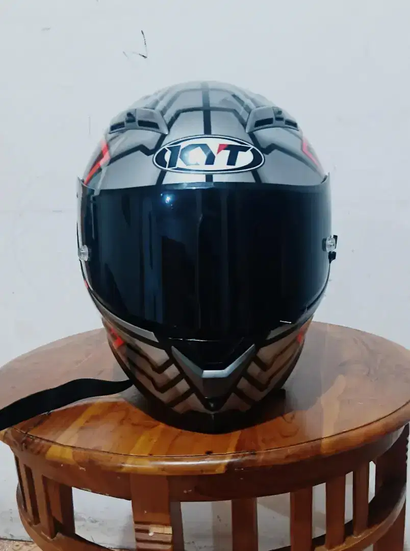 Dijual helm KYT Falcon 
Include Flat Visor ganteng dark smoke