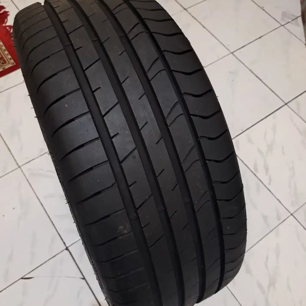 Ban mobil 235 45 18 goodyear eagle f1 masih like new