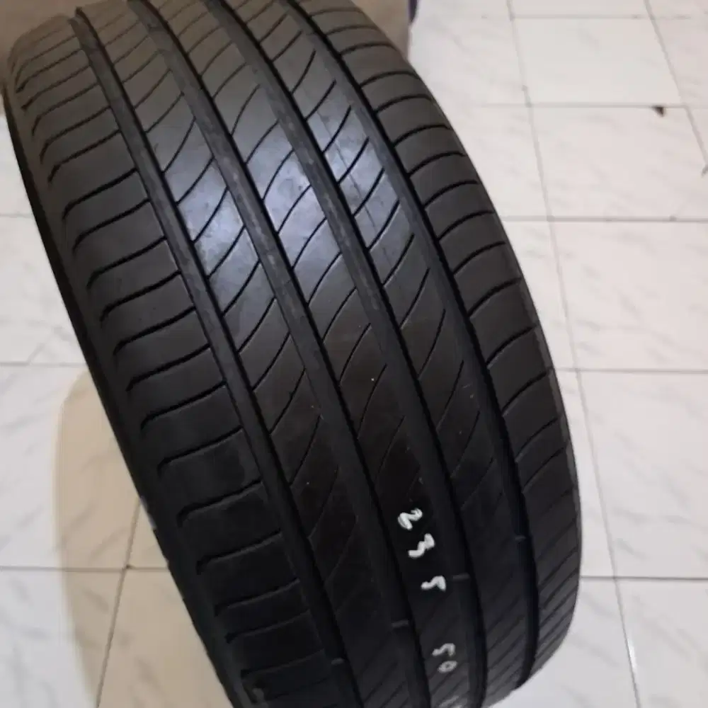 Ban mobil 235 50 18 michelin primacy masih like new