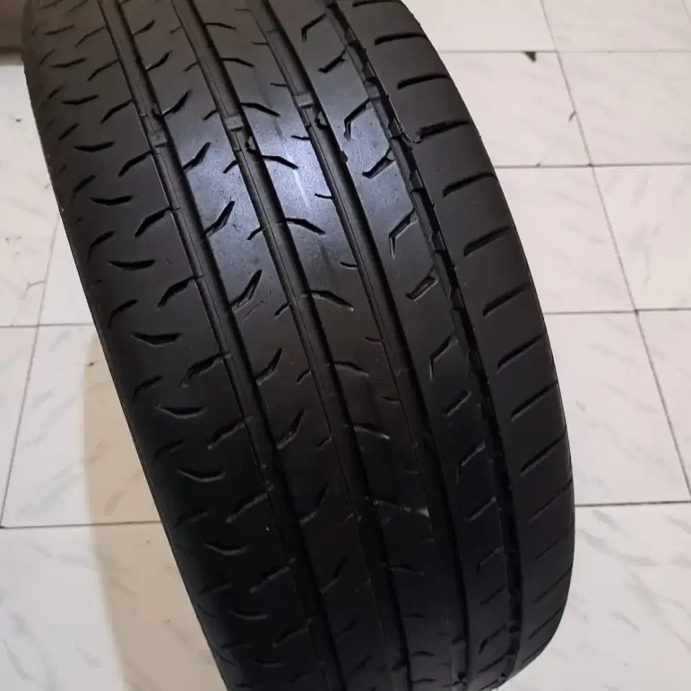 Ban mobil 235 55 18 continental masih bagus