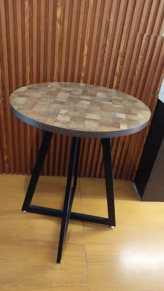 Meja Bulat Cafe (Motif Kayu + Kaki Besi Kokoh)