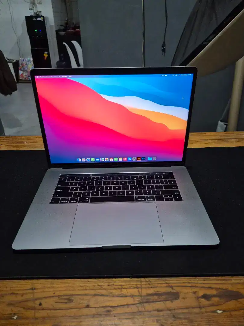 Macbook pro 15 2017 quad core i7 16gb ssd 512 Touchbar