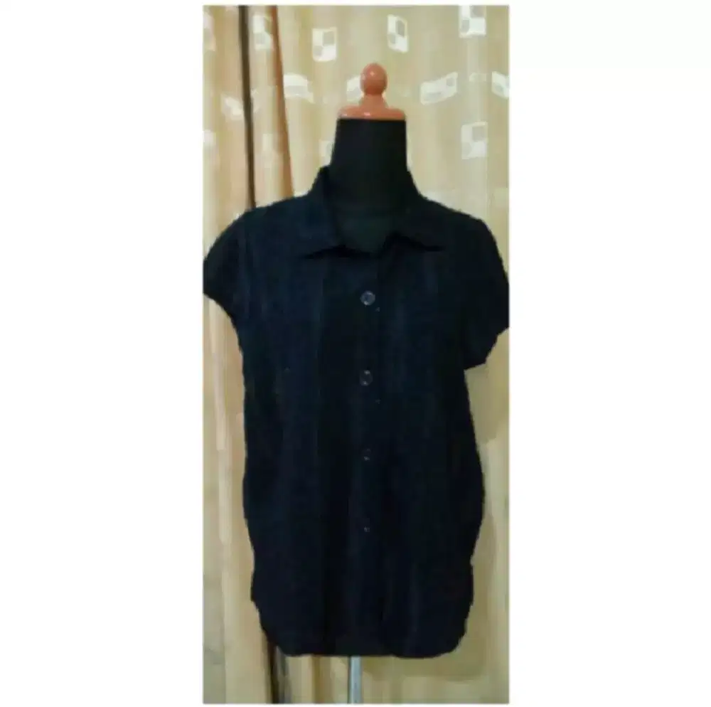 Atasan brukat full kancing hitam pekat