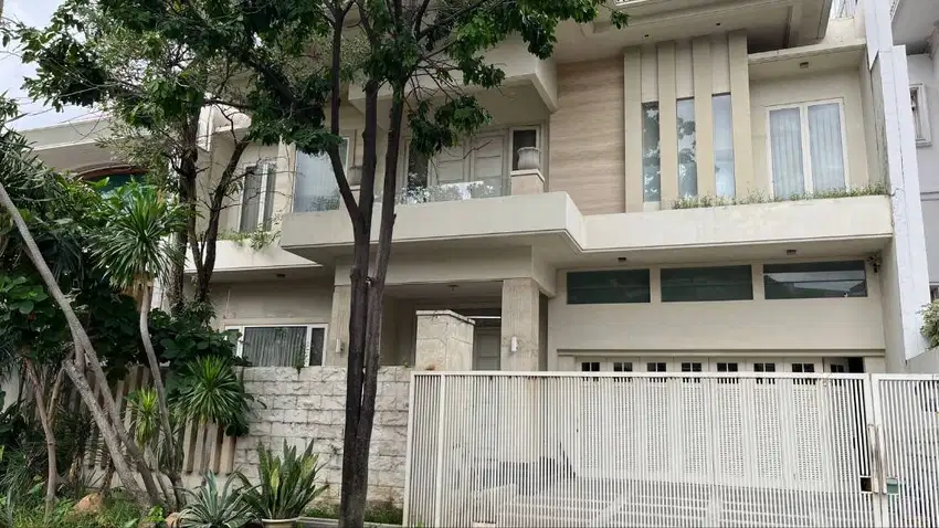 Dijual Rumah Mewah Graha Family Blok G Langka Surabaya Barat