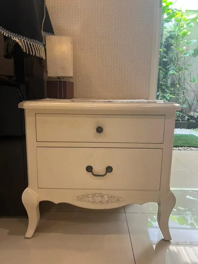 Dijual Bed Side Table