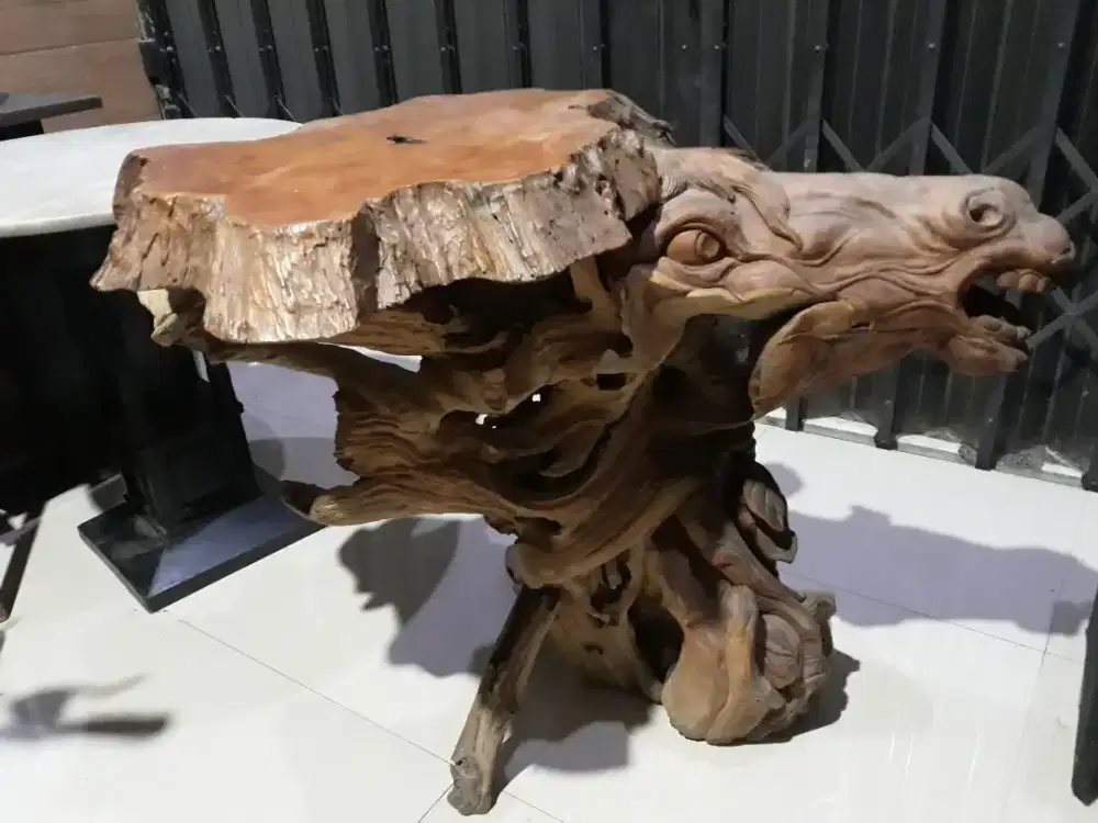 Meja dari bonggol atau akar jati motif kepala kuda