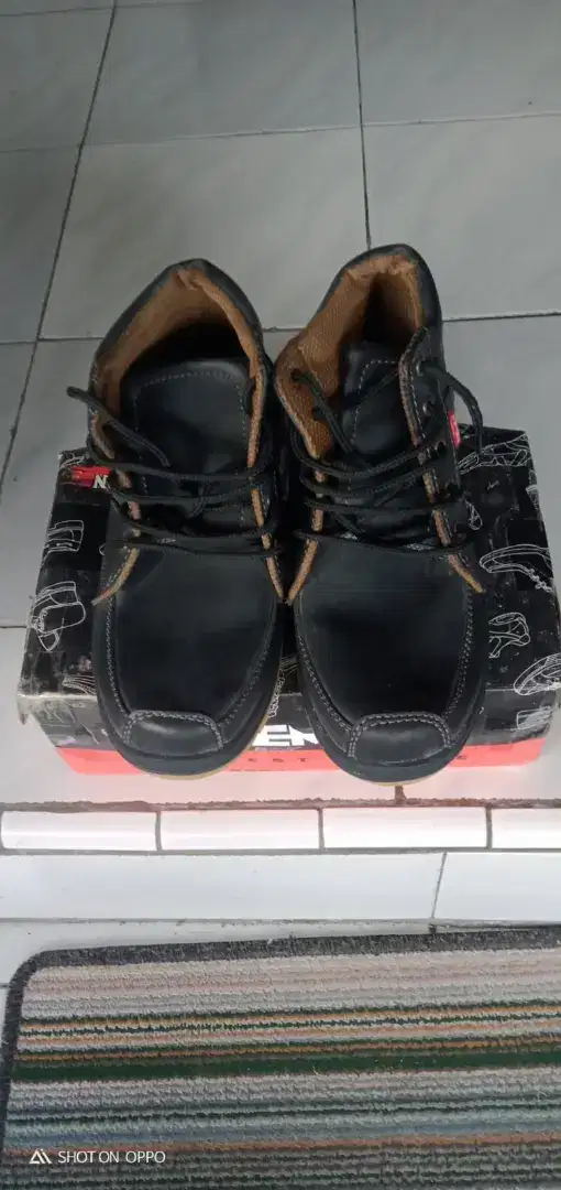 Sepatu merk Joemen