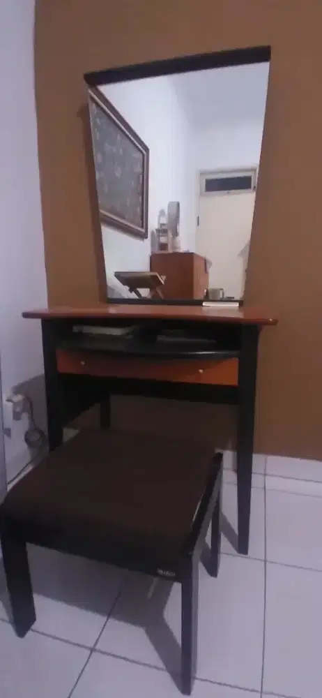 Meja Rias plus kursi
