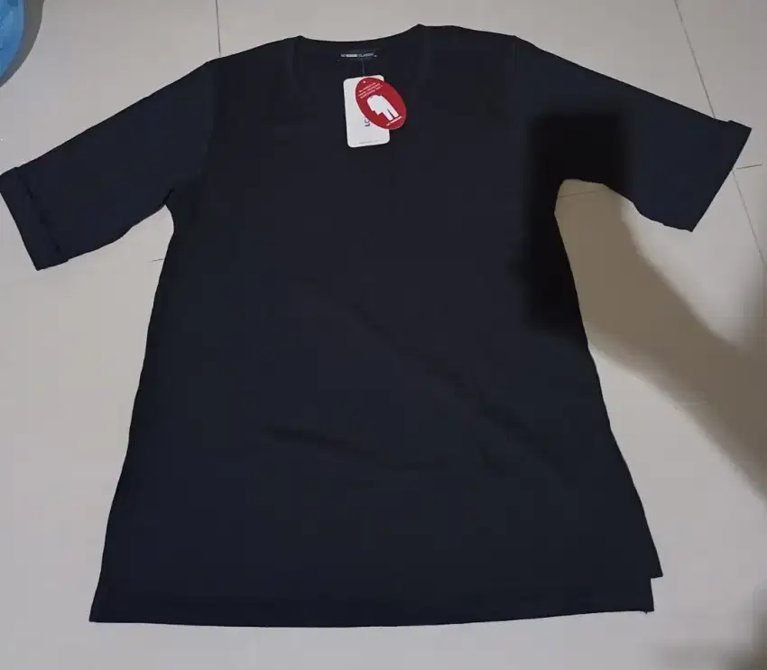 Kaos Hitam Lengan Pendek Wanita