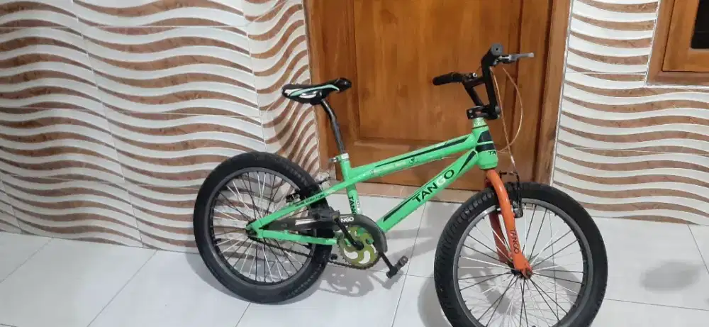 Sepeda BMX mrk TANGO warna hijau