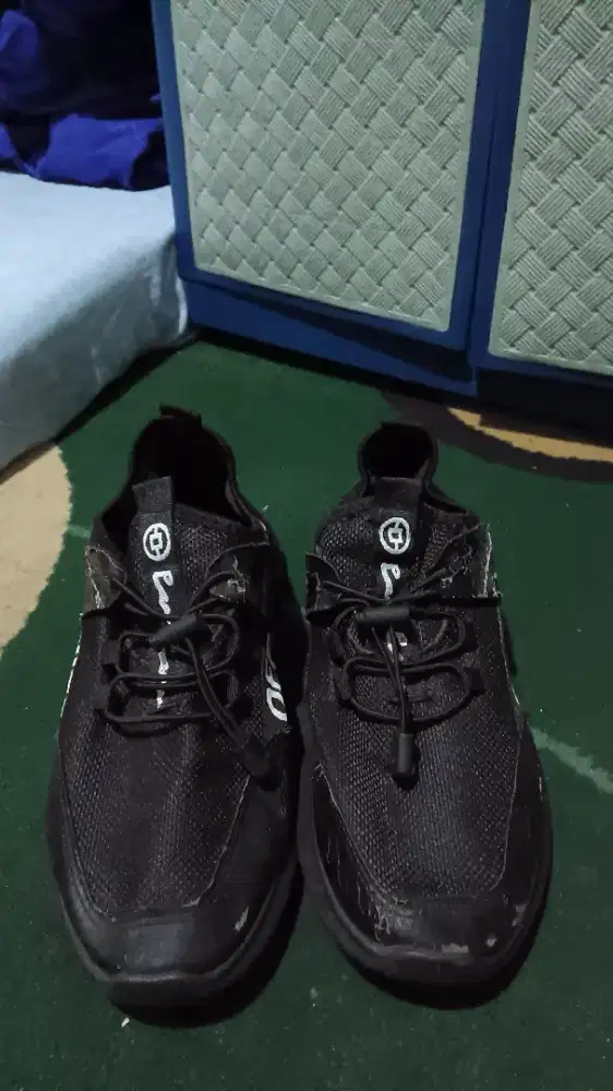 Sepatu Sneakers Hitam Urban Fashion