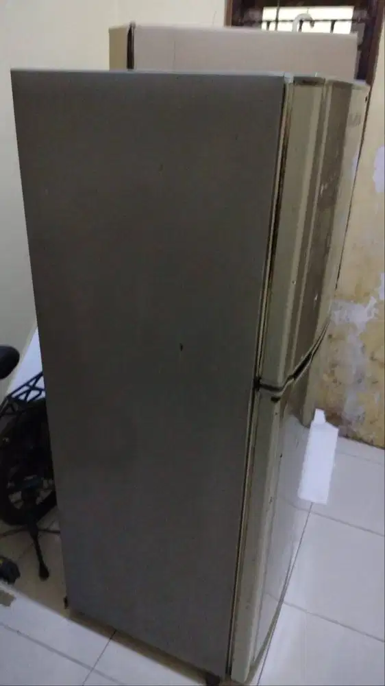 Kulkas Toshiba Glacio 2 pintu bekas