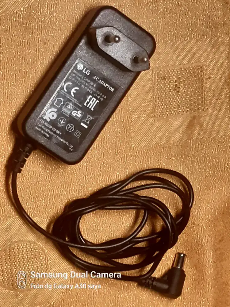 Adaptor monitor original LG 19V 0.84a masih mulus like new