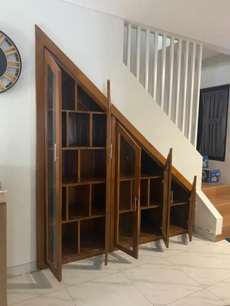 Lemari bawah tangga dan laci laci bawah tangga jati