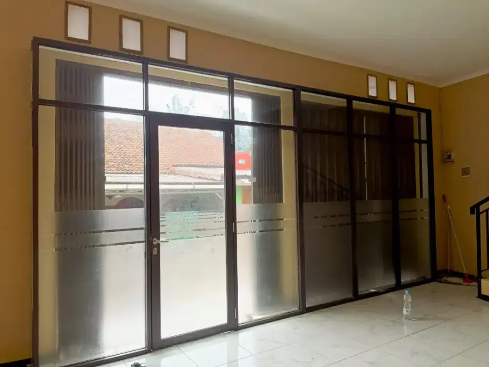 Partisi kaca dan gypsum