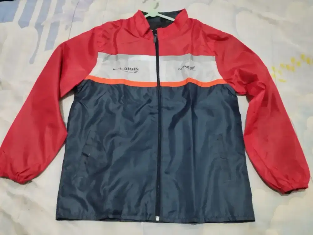 Jaket honda baru belum dipakai ada dua jual murah aja