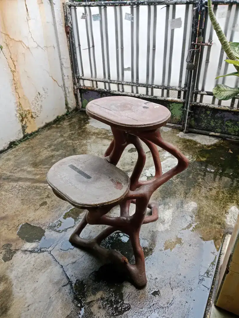 Tempat pajangan atau pot bunga dari kayu jati