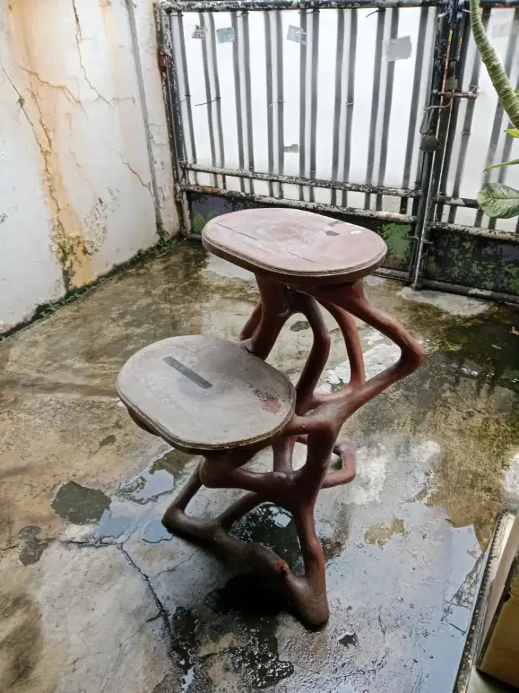 Tempat pajangan atau pot bunga dari kayu jati