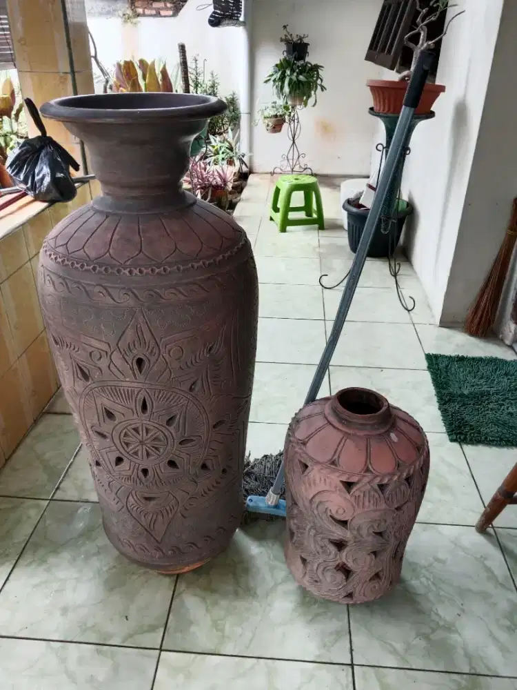2 Guci tanah liat