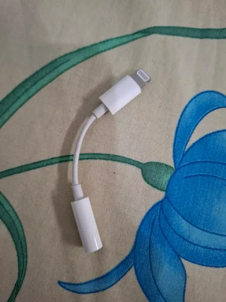 Converter henset iphone lightning ke jack 3.5 original