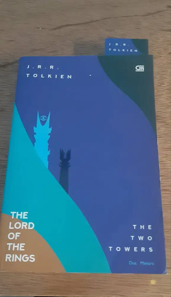 Preloved Buku The Two Towers (Indonesia) – Layak Baca!