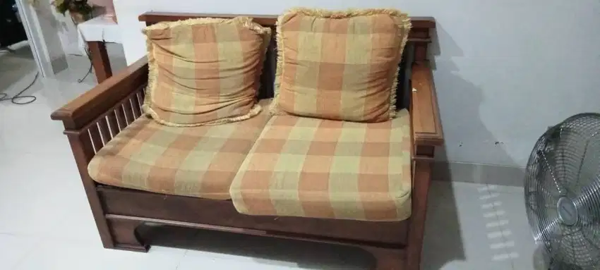 1 set meja tamu dengan 2 kursi dan satu sofa asli kayu mahoni