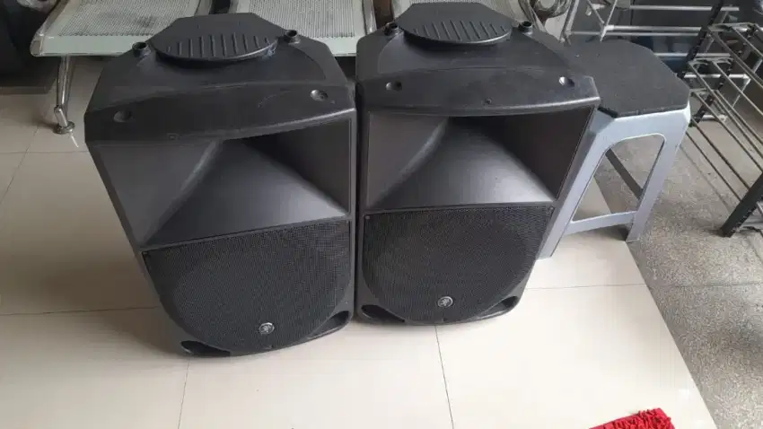 1 pasang speaker aktif Mackie
