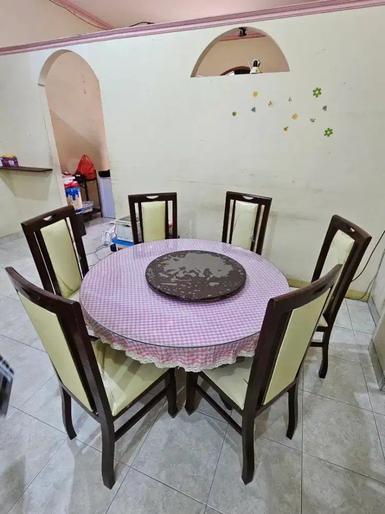 Meja makan minimalis