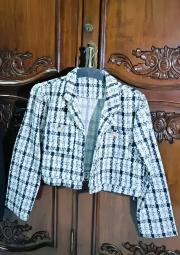 Blazer wanita motif kotak hitam putih