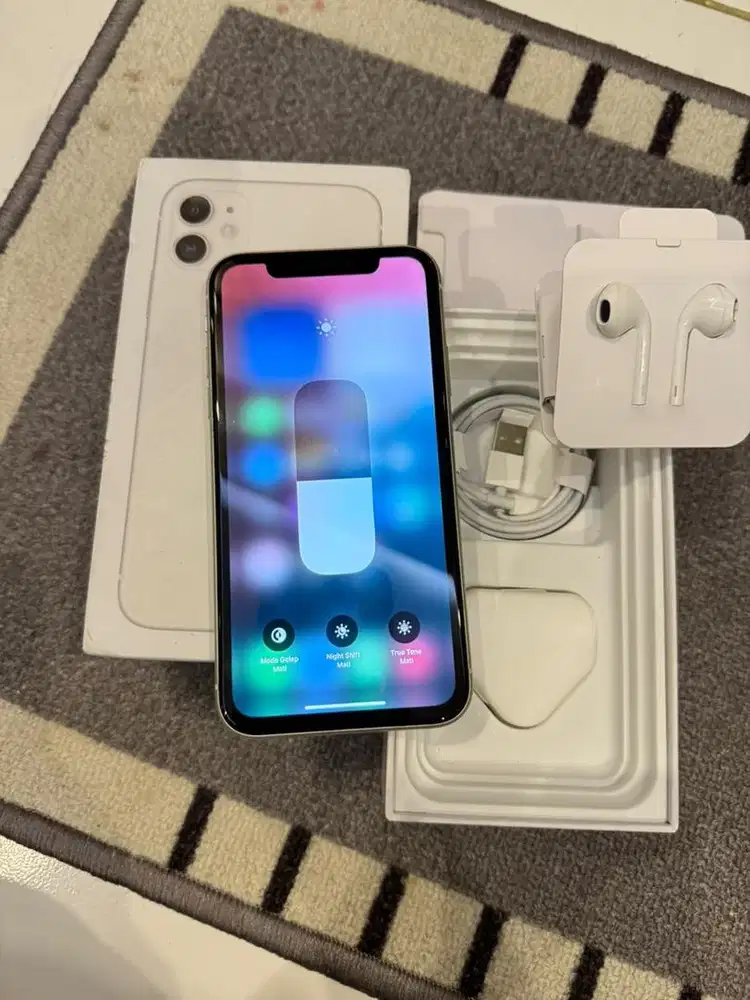 Dijual Iphone 11 White 128GB Mulus Lengkap Terdaftar