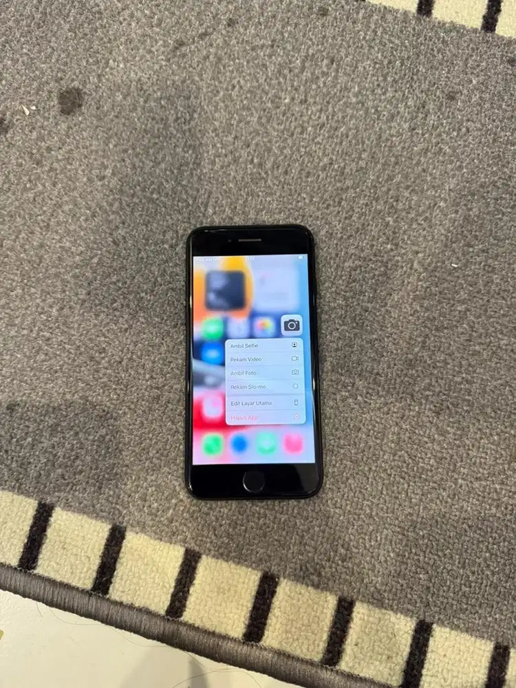 Dijual Iphone 7 Jetblack 128GB Teregister Hp charger