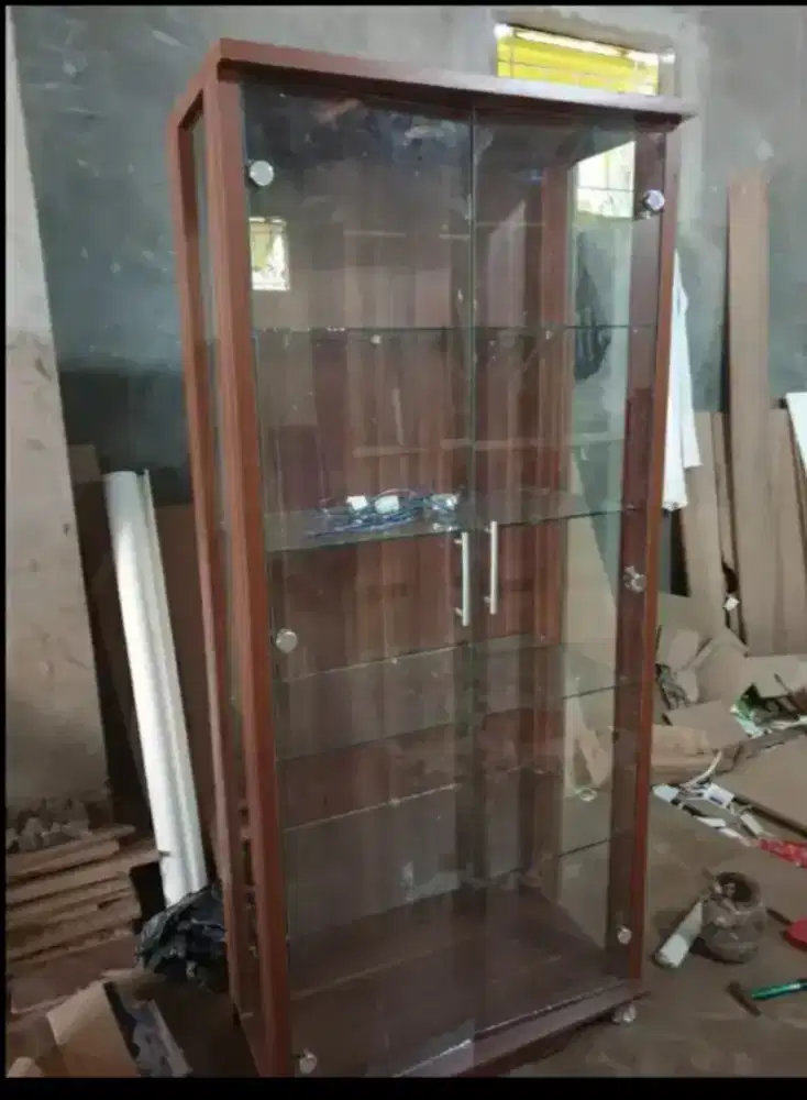 LEMARI HIAS KACA PINTU 2 WARNA COKLAT PLUS LAMPU LED (COD)