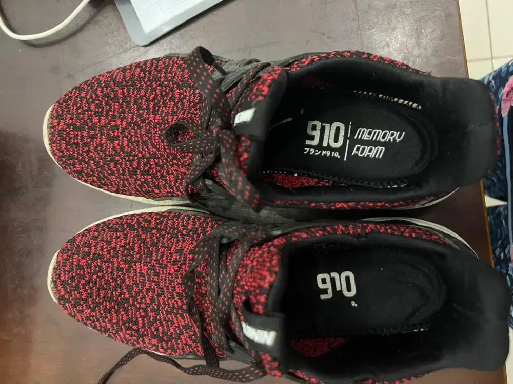 Sepatu merah hitam