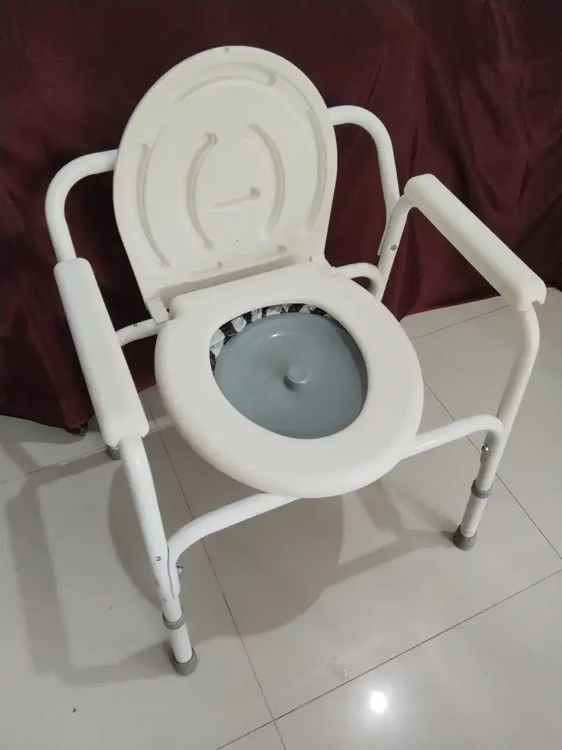 Kursi Toilet Commode Chair.