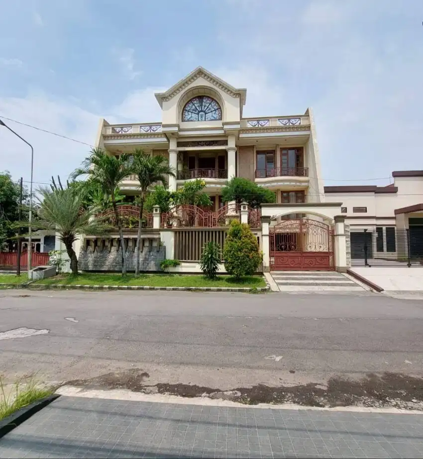 Dijual Rumah Mewah Klasik 3 Lantai Siap Huni Margorejo Indah